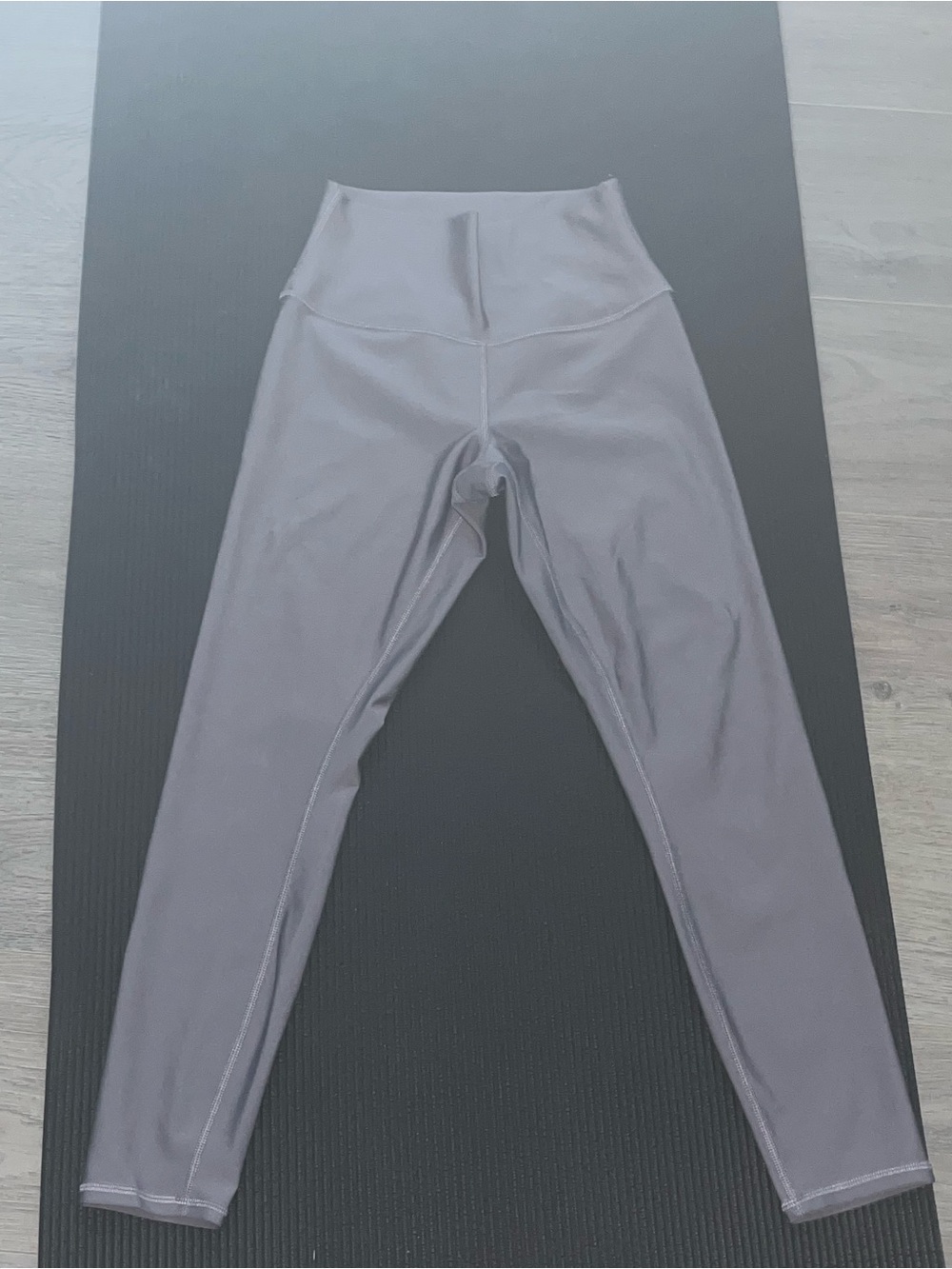 ALO Yoga High-Waist Leggings in Light Gray